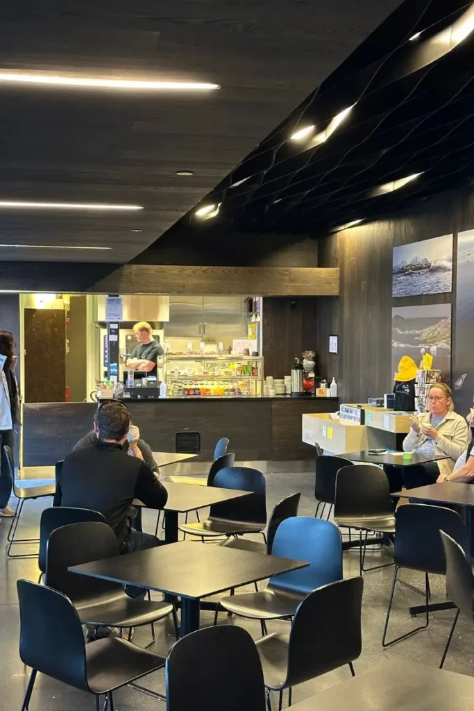 노르웨이 아틀란틱 로드 엘드후소이야(Eldhusøya) 방문객 센터의 현대적이고 깔끔한 내부.