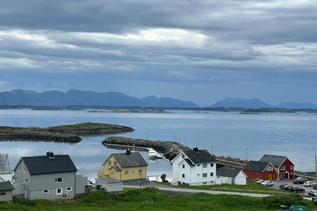 노르웨이 '부(Bud)' 마을의 평화로운 항구 전경.
