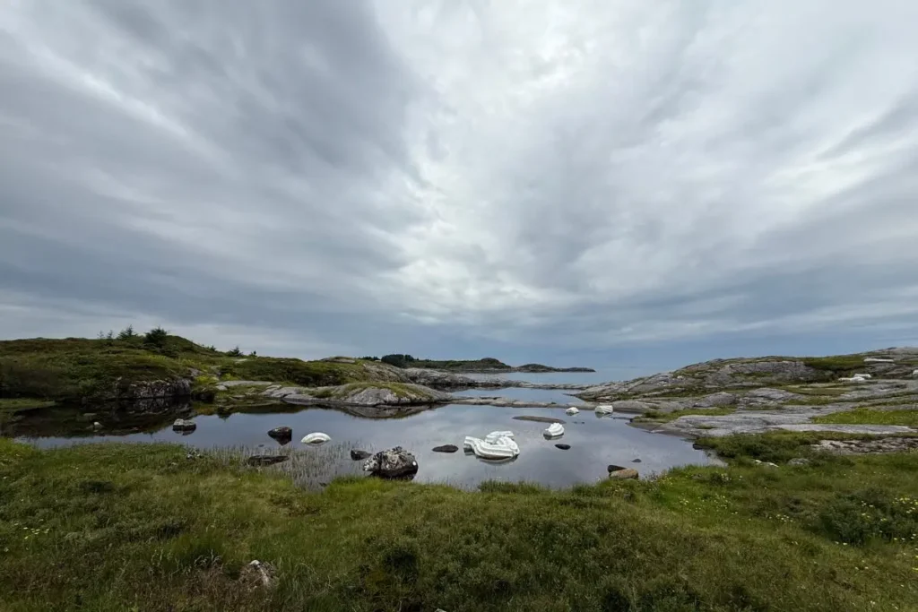 르웨이 아틀란틱 로드 베방(Vevang) 휴게소에 설치된 '콜룸나 트란스아틀란티카' 조각 트레일. 바다를 배경으로 흰색 대리석 기둥 조각들이 산책로를 따라 이어져 있는 모습.