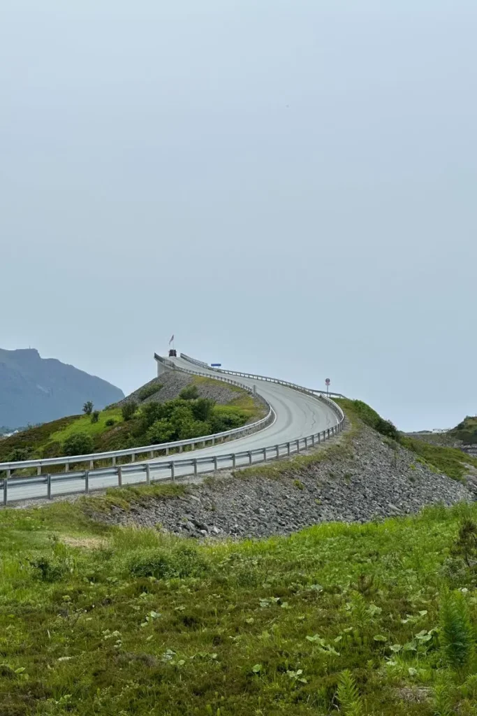 노르웨이 아틀란틱 로드 엘드후소이야 산책로 전망대에서 바라본, 특정 각도 때문에 중간이 끊어진 것처럼 보이는 스토르세이순데트 다리의 독특한 모습