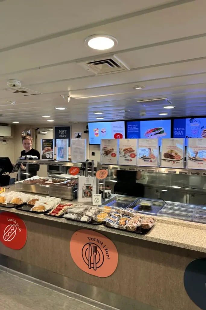 노르웨이 몰데(Molde)행 페리 내부 매점(카페)의 모습. 진열대에 노르웨이식 핫도그,커피 등이 준비되어 있다.
