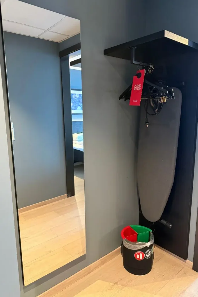 '스칸딕 알렉산드라 몰데' 호텔 객실 내부에 비치된 심플한 디자인의 옷걸이.