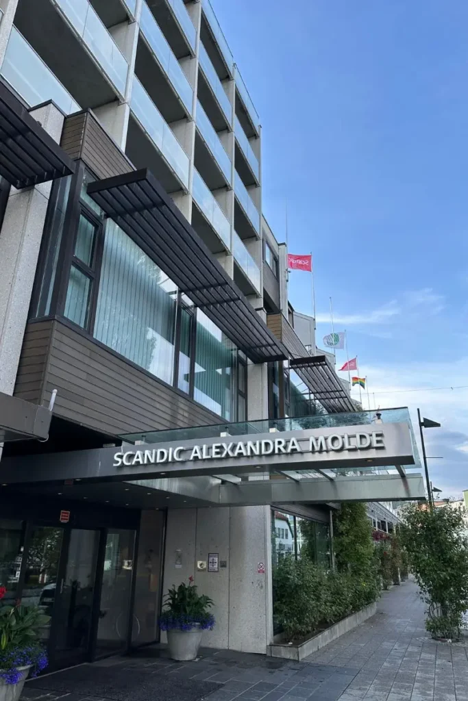 노르웨이 몰데(Molde) 시내 중심가에 위치한 '스칸딕 알렉산드라 몰데' 호텔의 깔끔하고 현대적인 외관.