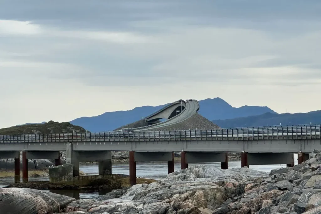 노르웨이 아틀란틱 로드의 스토르세이순데트 다리의 곡선을 멀리서 찍은 전경.
