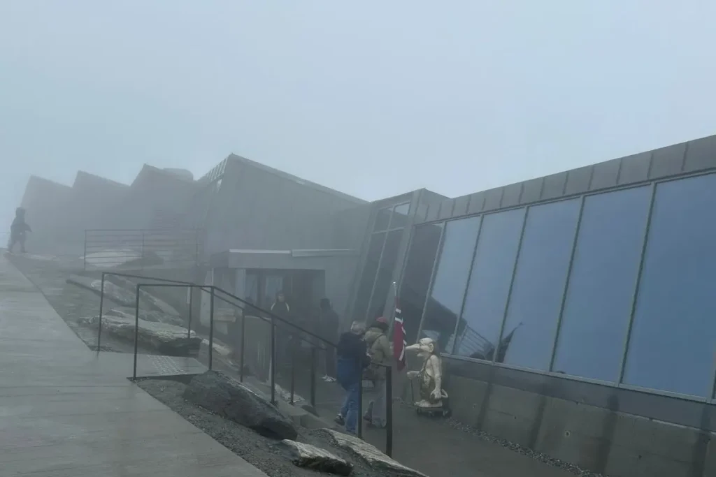 짙은 안개와 구름에 뒤덮여 한치 앞이 보이지 않는, 눈 쌓인 노르웨이 달스니바 전망대