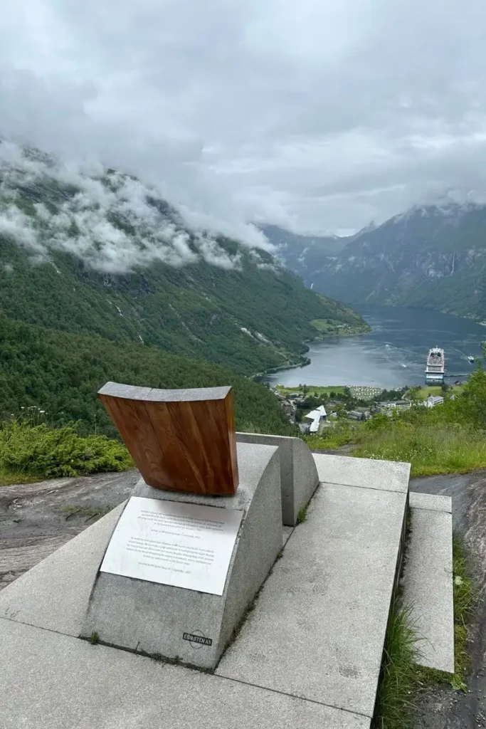 게이랑에르 플리달스주베 전망대에 있는 나무 의자 조형물 '피오르세테(소냐 왕비의 의자)'와 뒤로 보이는 웅장한 피오르드 전경