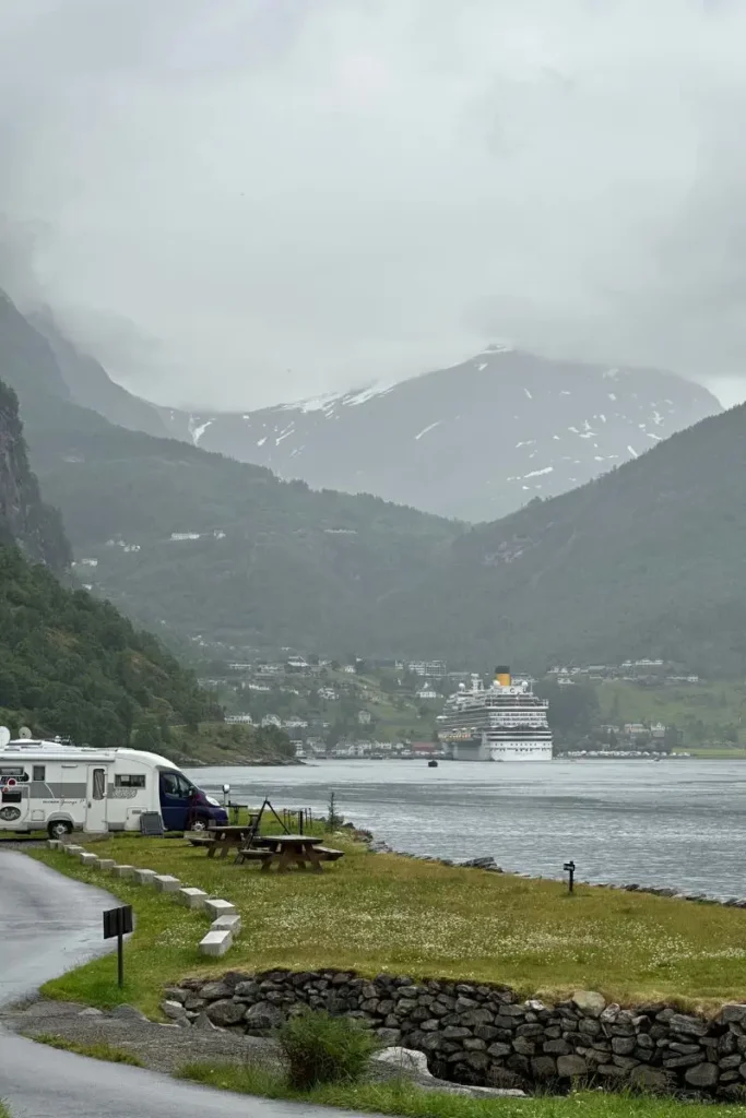 게이랑에르 피오르드 수면 바로 앞, 가장 가까운 곳에 주차되어 대자연을 마주하고 있는 하얀색 캠핑카(모터홈)