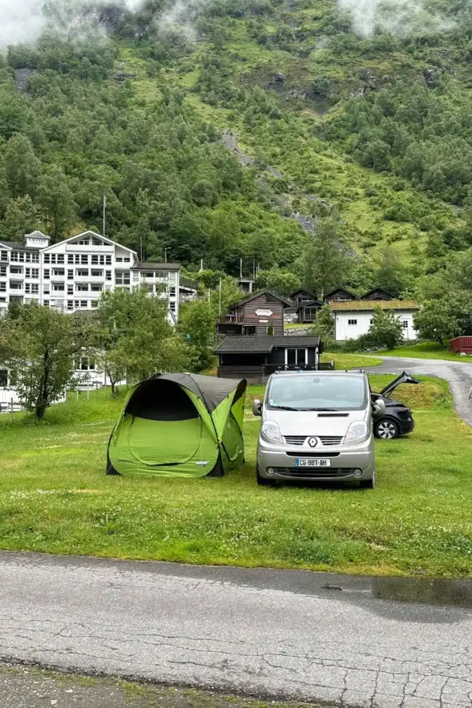 게이랑에르 피오르드 바로 앞 푸른 잔디밭 캠핑장에 설치된 여행객들의 텐트 모습
