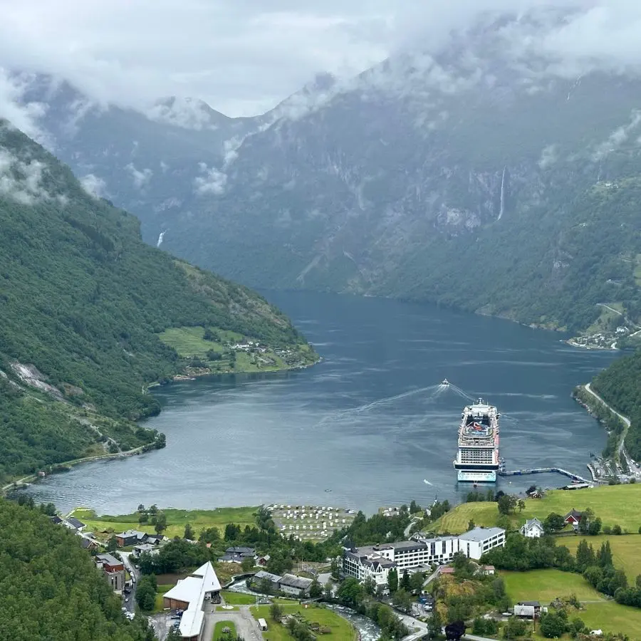 위에서 내려다본 노르웨이 게이랑에르 피오르드 전경과 마을에 정박한 대형 크루즈 선박