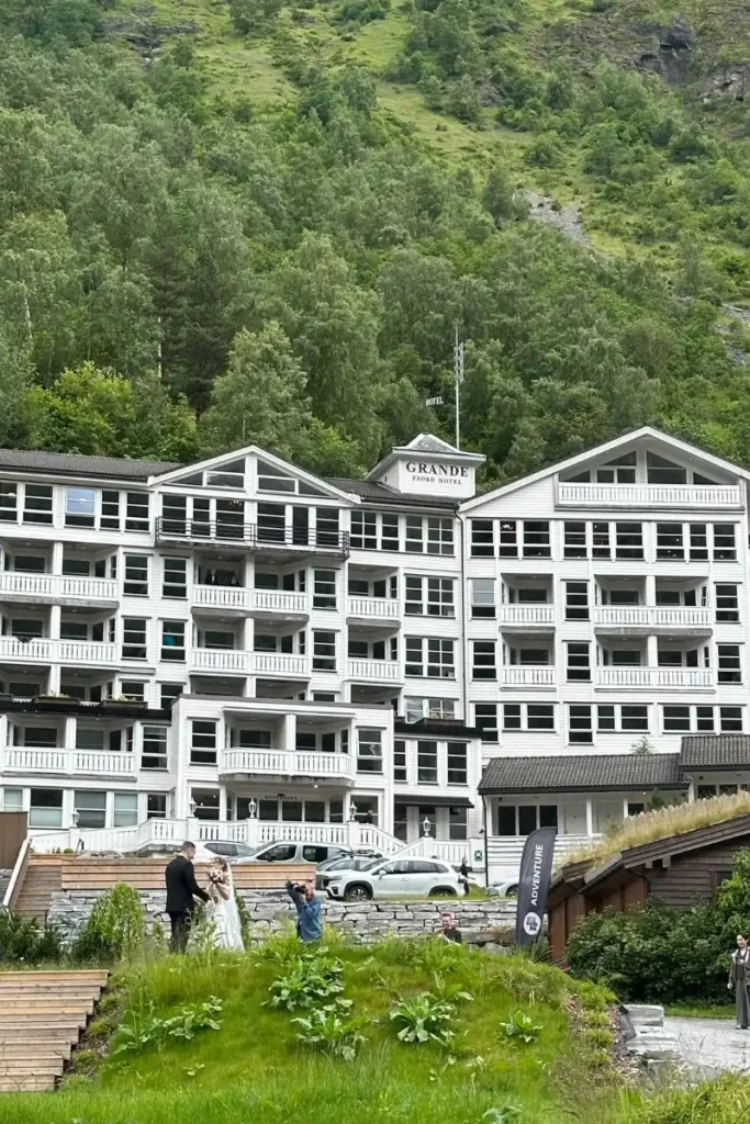 란데 피오르드 호텔 앞 웅장한 게이랑에르 피오르드를 배경으로 웨딩 촬영을 하고 있는 신랑 신부의 모습