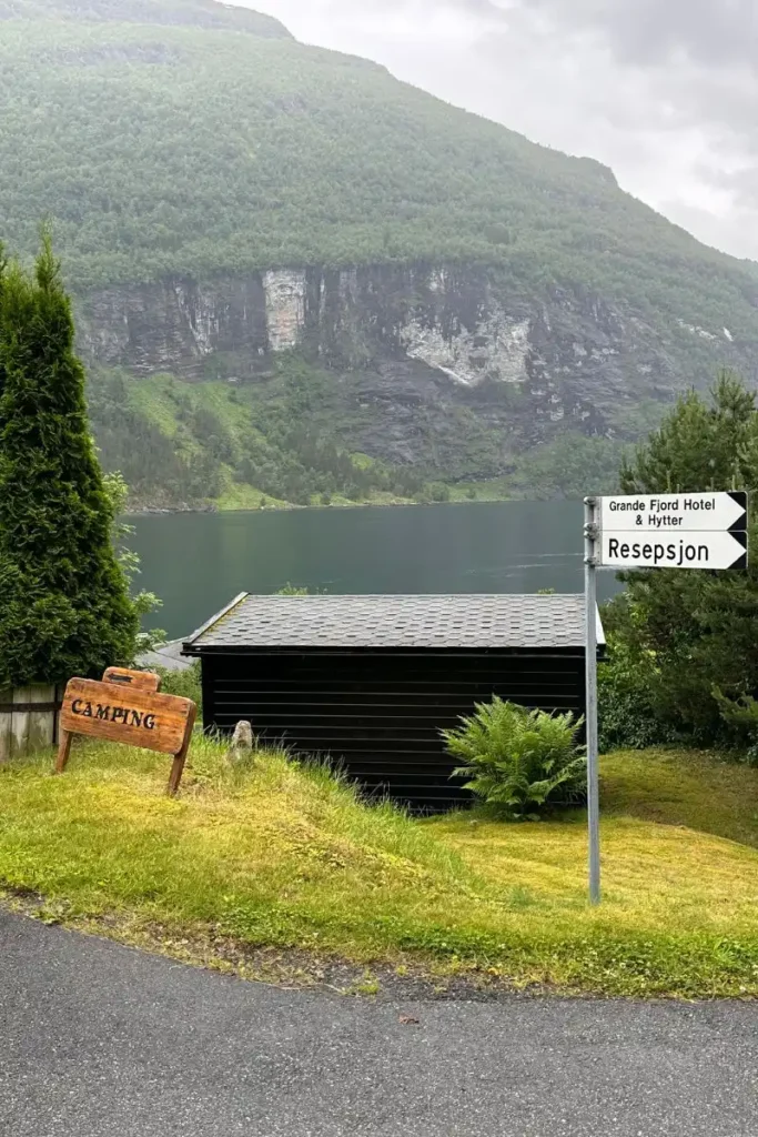 그란데 피오르드 호텔 앞 캠핑장 및 히테(오두막) 접수처를 알리는 나무로 된 리셉션(Reception) 안내 표지판
