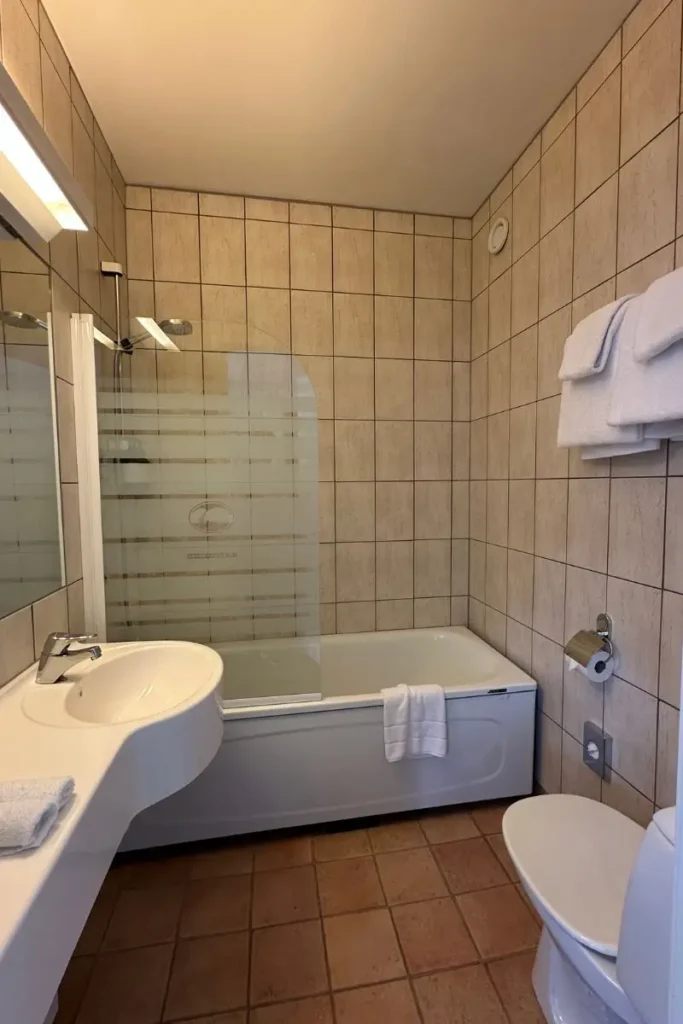 그란데 피오르드 호텔 욕실에 설치된 깨끗한 흰색 욕조와 샤워기 모습