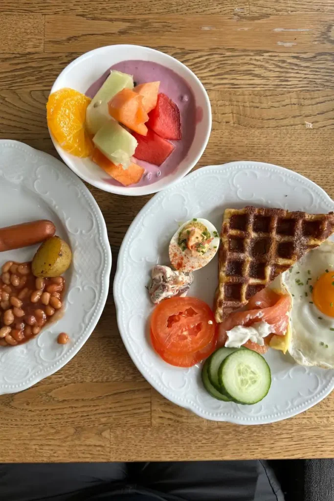 그란데 피오르드 호텔 레스토랑에서 접시에 골고루 담아온 신선한 노르웨이식 조식 뷔페 음식들