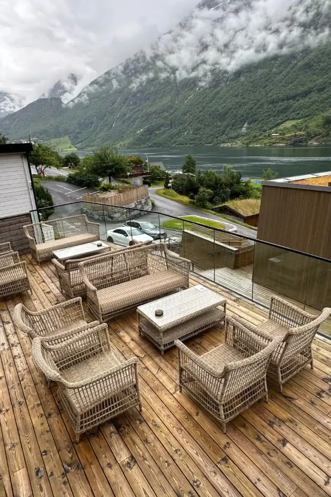 그란데 피오르드 호텔 야외 자쿠지 바로 옆에 마련된 피오르드 전망의 휴식용 테이블과 의자들