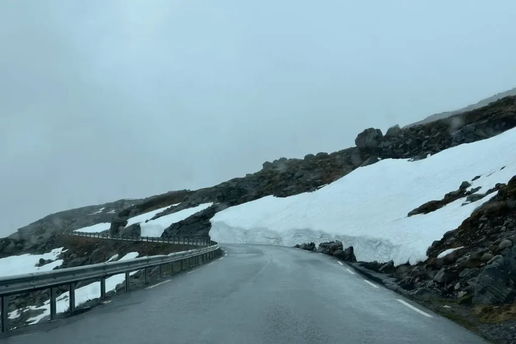 노르웨이 달스니바 전망대로 올라가는 산악 도로 양옆에 여름인데도 두껍게 쌓여 있는 눈 벽 모습