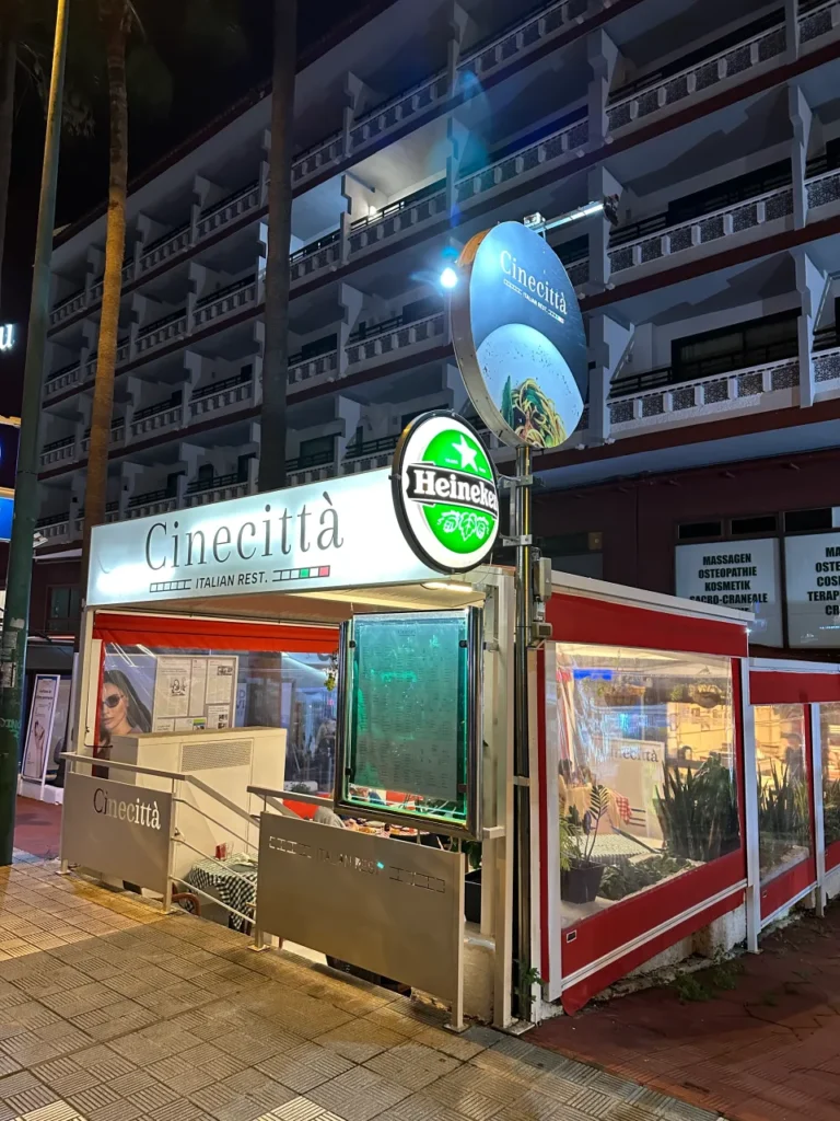 아나가 국립공원 여행 후 저녁 식사를 포장한 Cinecitta 레스토랑 외관
