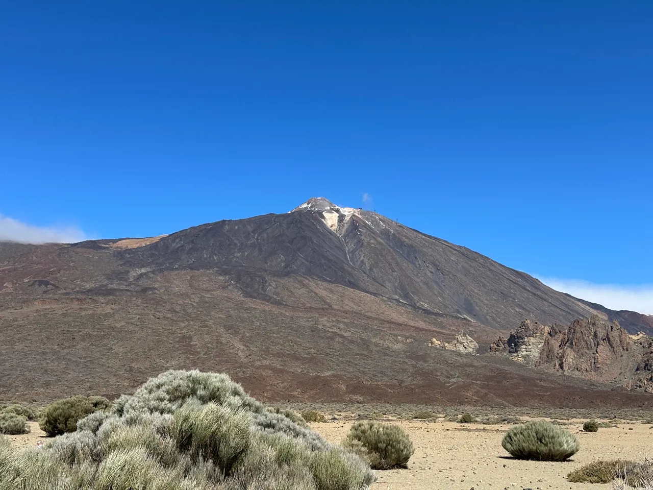 테네리페 테이데 산(Teide) 여행 가이드: 강풍 경보 시 케이블카 대체 코스와 시암 몰 쇼핑 팁 (테네리페 6편) 4 구름을 뚫고 올라와 선명하게 올려다보이는 테네리페 테이데산 정상의 위엄